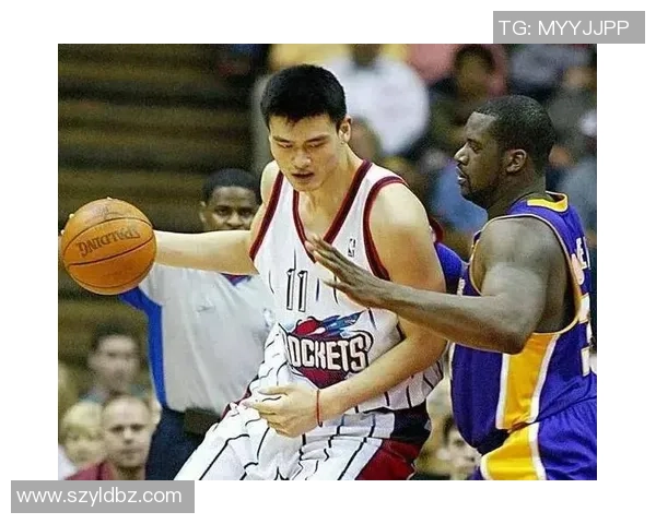 姚明与球迷亲密互动共度篮球时光展现体育精神与友谊的力量